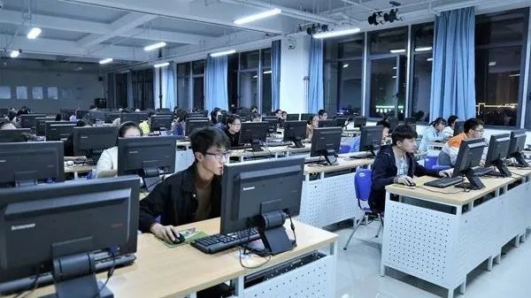 智能信息管理學院 融合創新，引領數字化時代餐飲與旅游管理